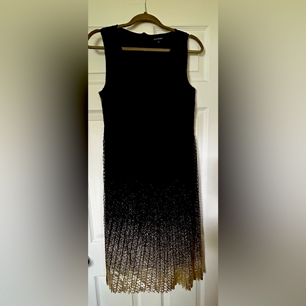 Roz & Ali dress. Lined, Black sleeveless which turns gold crinkle at bottom
